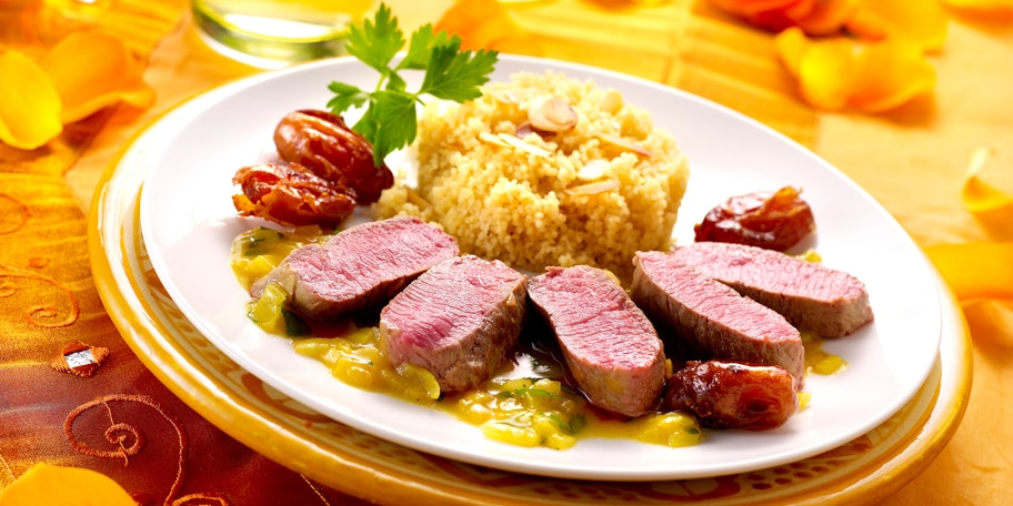 Noisettes d’agneau aux dattes rôties