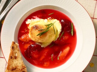 Crottins de Chavignol au four, compote de prunes et toasts de cramique