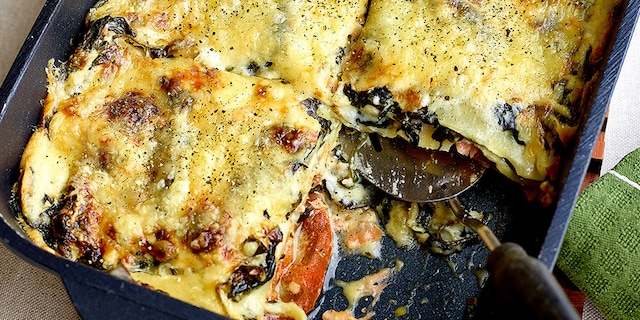 Lasagne met gerookte zalm, spinazie en tomaten