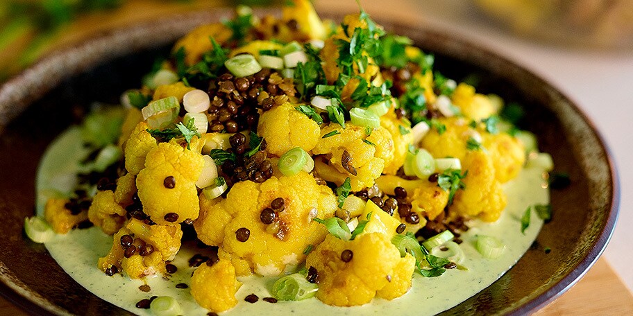 Salade van geroosterde bloemkool, linzen en feta met peterselie