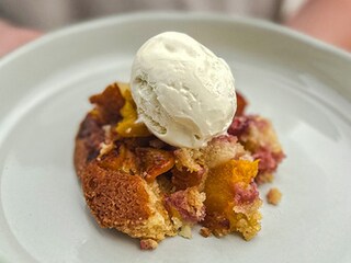 Cobbler met perziken en aardbeien op de barbecue