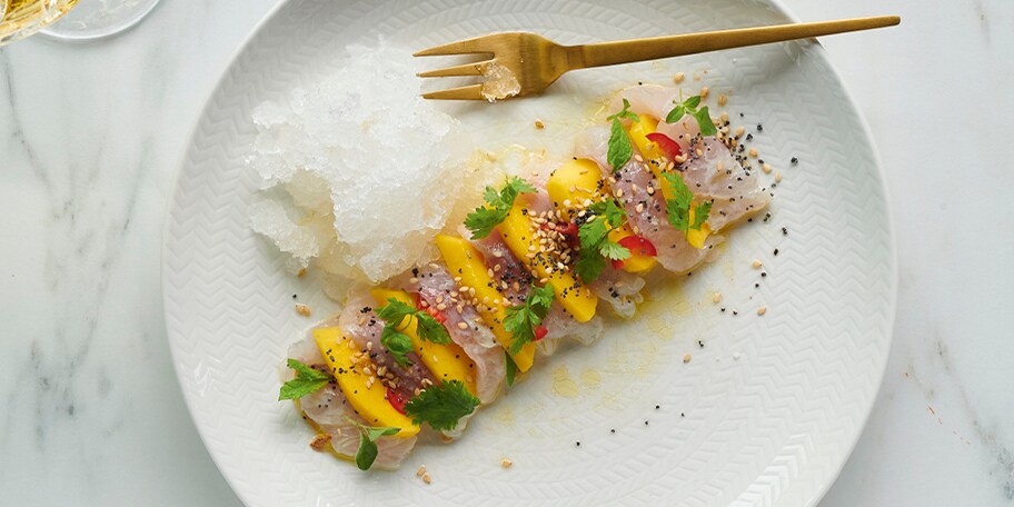 Tartare de dorade à la mangue, granité de saké au gingembre