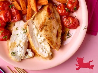 Filets de poulet au chèvre, frites de patates douces et tomates cerises rôties