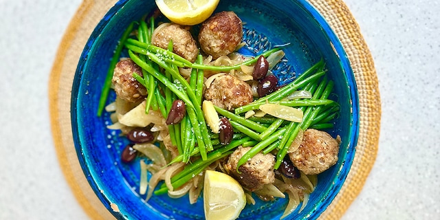 Tajine van gehaktballetjes met gekaramelliseerde uien, olijven en sperziebonen