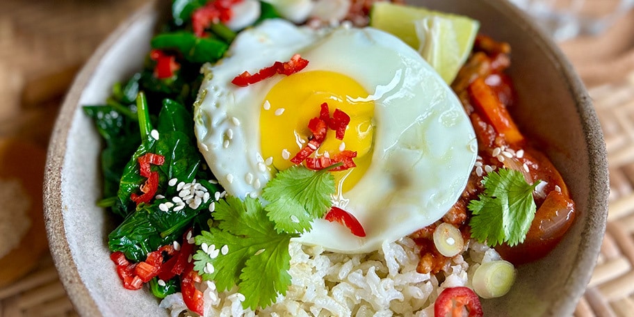 Bibimbap, spiegeleieren en spinazie met sesam