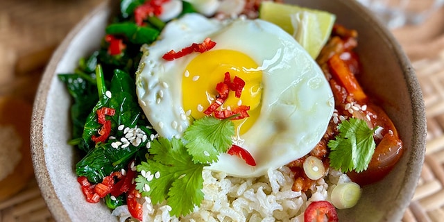 Bibimbap, spiegeleieren en spinazie met sesam