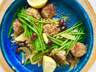 Tajine van gehaktballetjes met gekaramelliseerde uien, olijven en sperziebonen