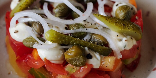 Tartare de tomates aux câpres et aux cornichons