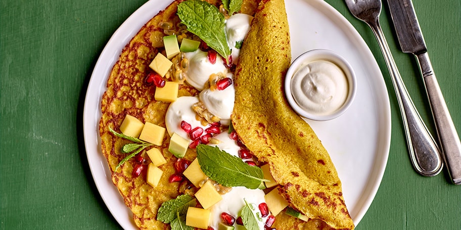 Crêpes aux flocons d’avoine, curcuma et fruits exotiques