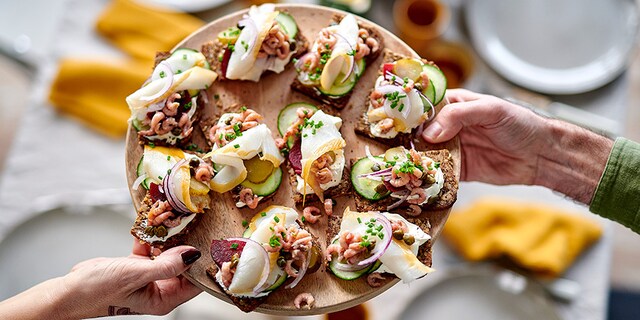 Smörrebröd met heilbot gerookte en grijze garnalen
