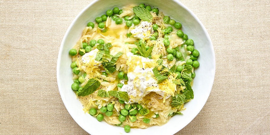 Orzo met erwtjes, munt en burrata