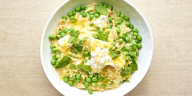 Orzo met erwtjes, munt en burrata