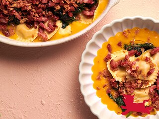 Raviolis au coulis de butternut, aux épinards et aux lardons