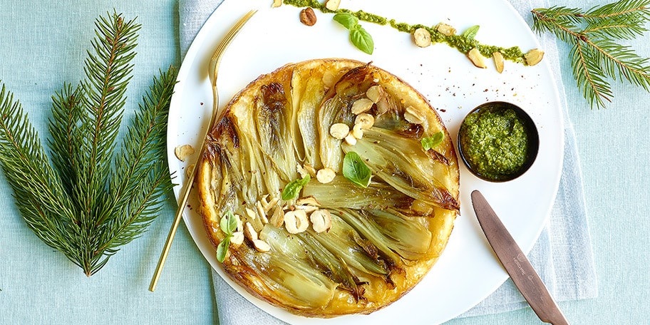 Tarte tatin aux chicons, brie et pesto