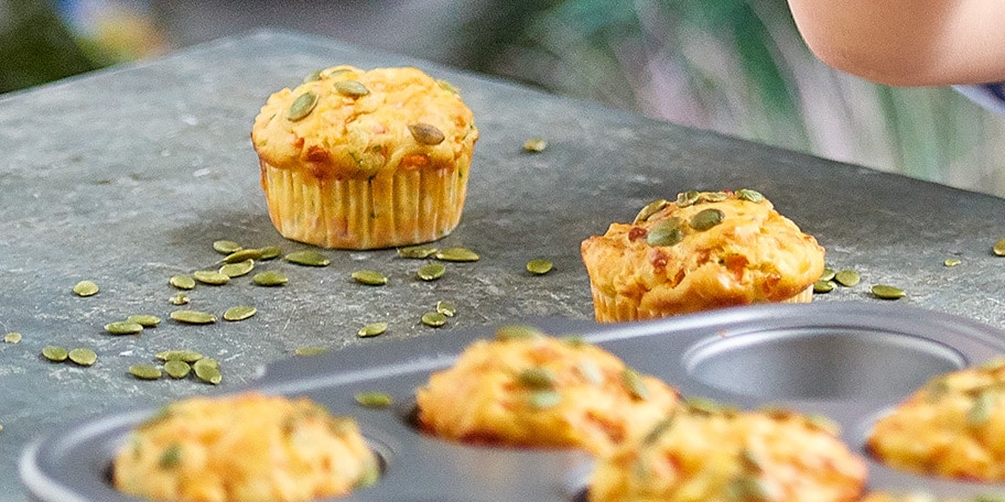 Muffins met wortelen en cheddar