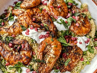 Garnalen op de barbecue, tabouleh met groene asperges en zeekraal