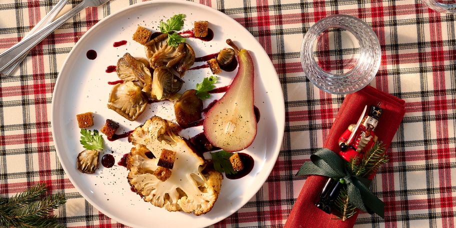 Chou-fleur rôti, poires au vin, poêlée de pleurotes et sauce au pain d’épices