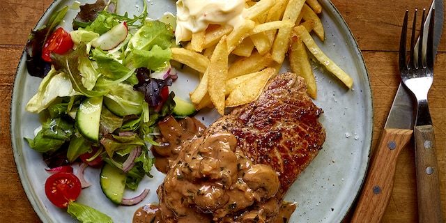 Steak frites avec sauce à l’estragon et au porto