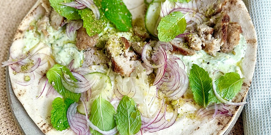 Pitas aux boulettes émiettées, oignons rouges et tzatziki à la pistache