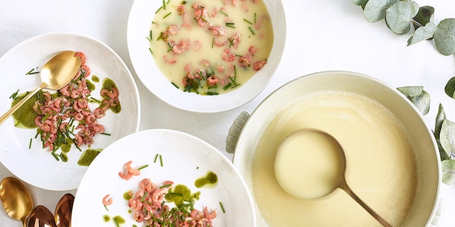 Soupe de panais à l’huile à la ciboulette et aux crevettes grises