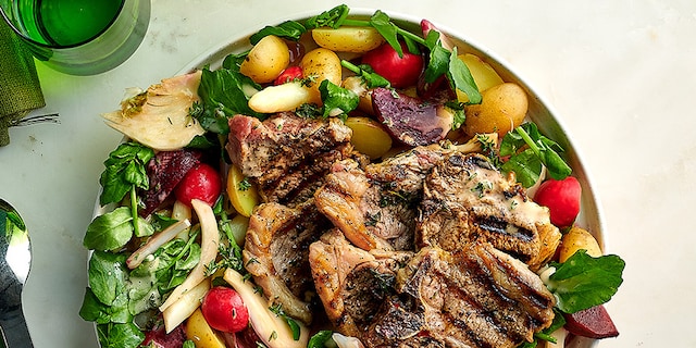 Côtes d’agneau grillées et salade printanière aux pickles de légumes