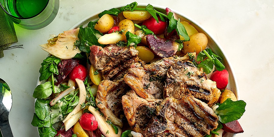 Côtes d’agneau grillées et salade printanière aux pickles de légumes