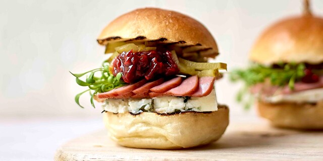 Petits burgers au canard fumé et chutney de betterave aux framboises 
