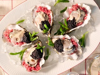 Huîtres au tartare de bœuf et aux perles de hareng