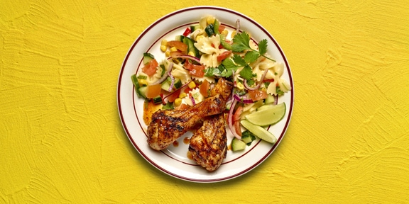 Pilons de poulet au paprika et salade de pâtes tex-mex