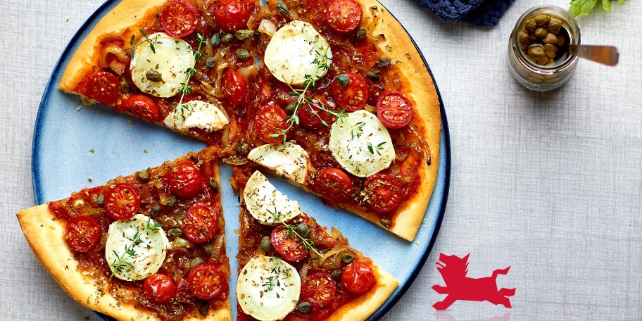 Pizza met geitenkaas, gekaramelliseerde uien en kerstomaten