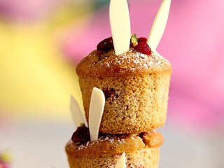 Konijnmuffins met aardbeien, honing en pistachenoten