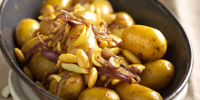 Stoofschotel van aardappels met amandel