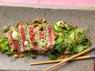 Tataki van tonijn, komkommersalade en wasabipinda’s