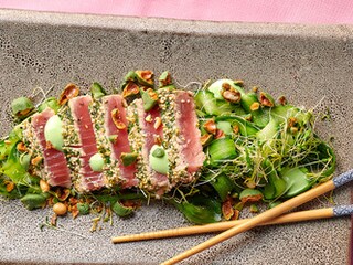 Tataki van tonijn, komkommersalade en wasabipinda’s