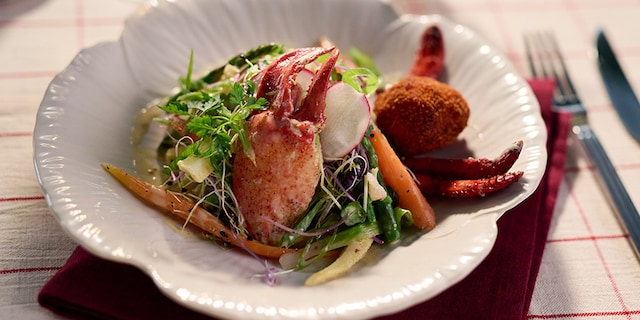 Salade de homard aux mini légumes et croquette de la mer du Nord