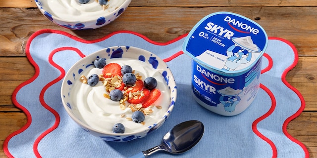 Petit-déjeuner onctueux : Danone Skyr, fruits rouges & granola