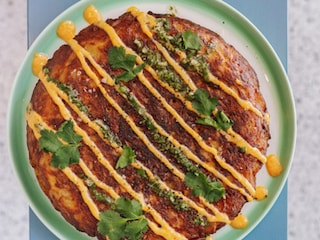 Spaanse tortilla, zoeteaardappelmayonaise en kruidensaus