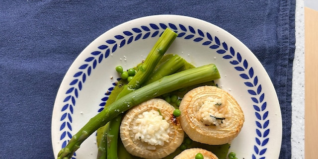 Gevulde uien met risotto, waterkerssaus en lentegroenten