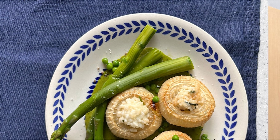 Gevulde uien met risotto, waterkerssaus en lentegroenten