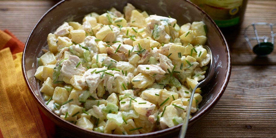 Aardappelsalade met kip, appels en cider