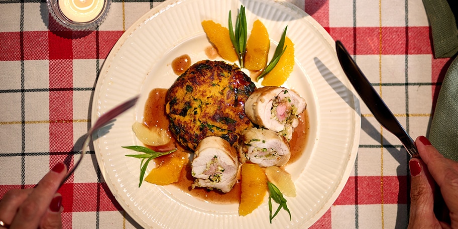 Volaille farcie, sauce à l'orange et galettes de patates douces