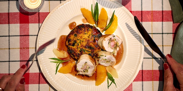 Volaille farcie, sauce à l'orange et galettes de patates douces