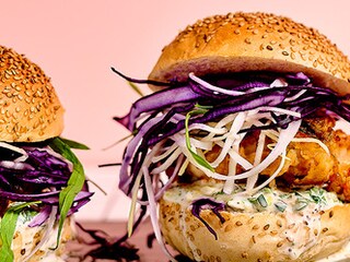 Burgers met in karnemelk gemarineerde kip