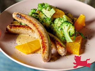 Groene stoemp en chipolata’s met sinaasappel