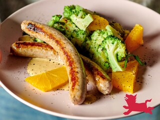 Groene stoemp en chipolata’s met sinaasappel