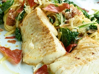 Linguine au cabillaud, jambon ganda et épinards