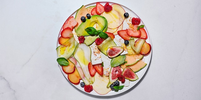 Carpaccio de fruits à la feta et au basilic