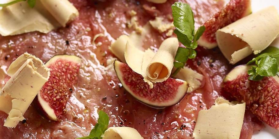 Carpaccio de bœuf à l'huile de truffe, figues et foie gras de canard