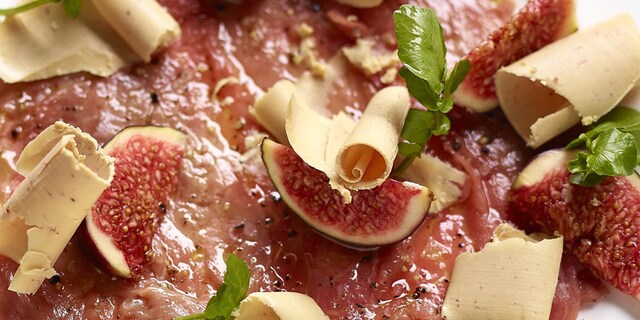 Carpaccio de bœuf à l'huile de truffe, figues et foie gras de canard
