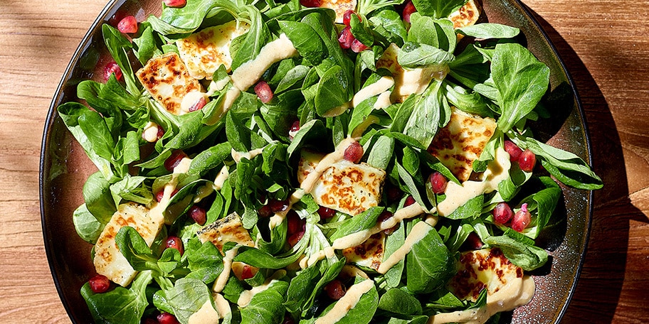 Salade met halloumi en granaatappel, pindasaus